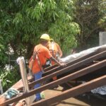 Homens em ação nas obras de restauro do Casarão do Centro Cultural da Zona Norte