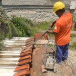 Homens em ação nas obras de restauro do Casarão do Centro Cultural da Zona Norte