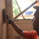 Homens em ação nas obras de restauro do Casarão do Centro Cultural da Zona Norte