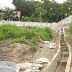Contenção de encosta na Grota em construção