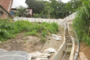 Contenção de encosta na Grota em construção