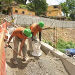 Homens trabalhando nas obras de contenção na Grota do Surucucu