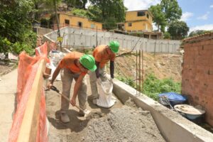 Homens trabalhando nas obras de contenção na Grota do Surucucu