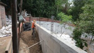 Homens trabalhando nas obras de contenção na Grota do Surucucu