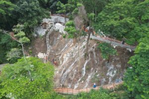 Contenção de encosta na Grota em construção